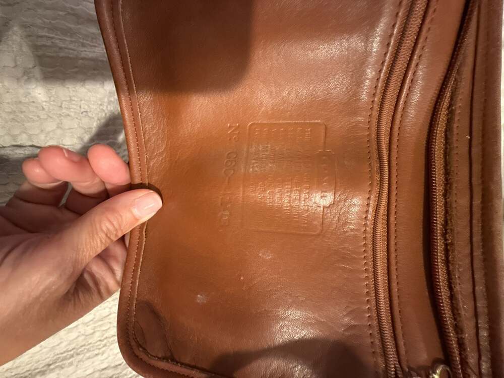 Vintage Coach Leather Shoulder Bag in British Tan - Picture 4 of 12